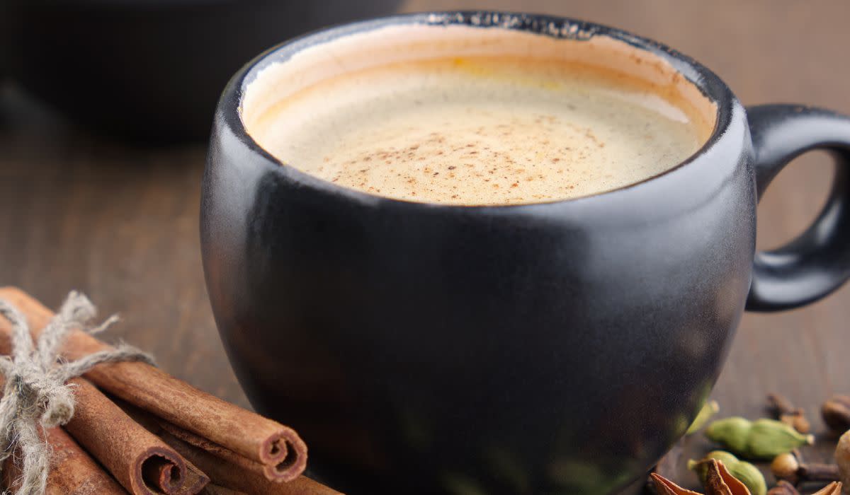 Dlaczego do kawy warto wsypać szczyptę cynamonu? Efekt powala na łopatki