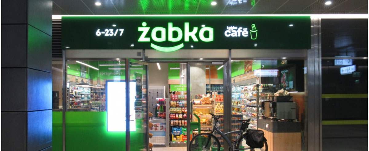PHOTO: ZOFIA I MAREK BAZAK / EAST NEWS Warszawa N/Z Sklep sieci "Zabka" otwarty na stacji Szwedzka metra warszawskiego linii M2
