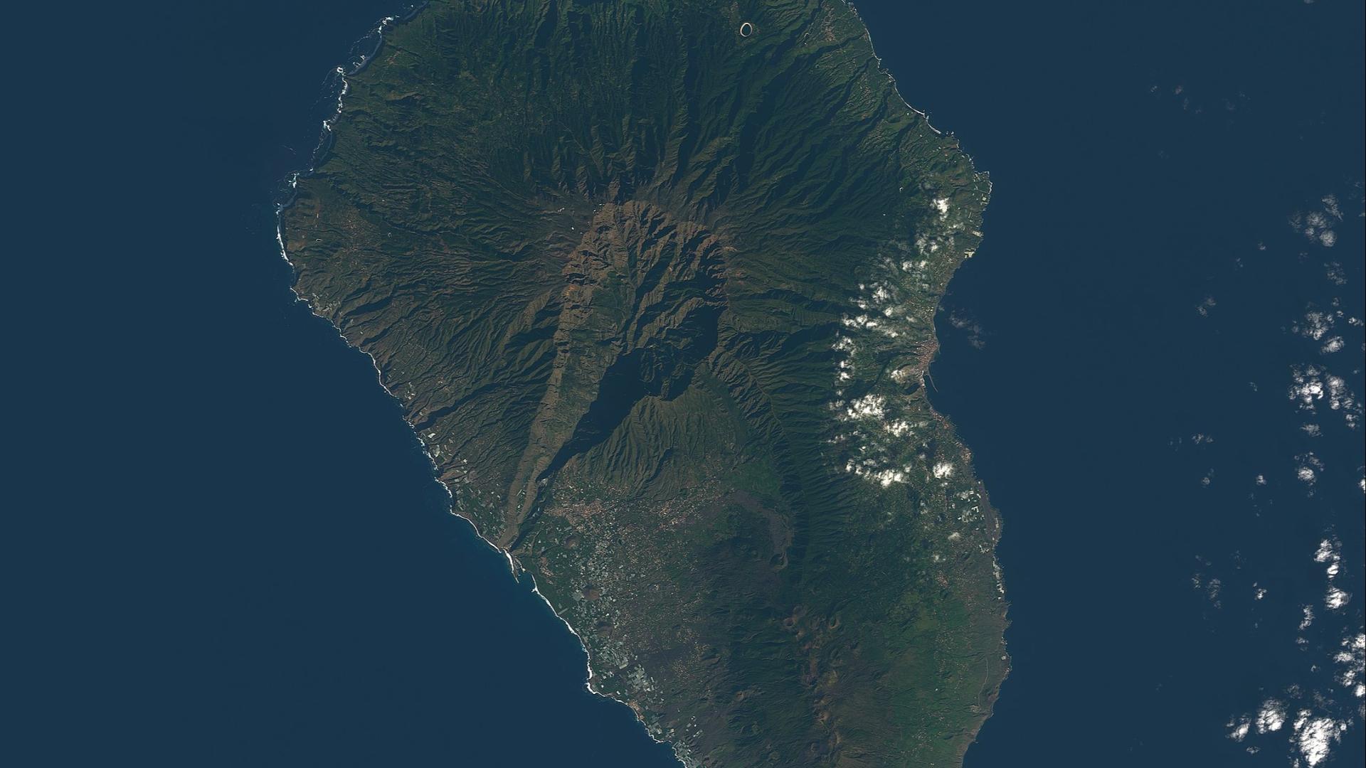 2161px-(Isla de la Palma) La Palma & La Gomera Islands, Canary Islands (cropped)