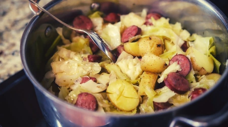 Jednogarnkowe danie z kapusty, ziemniaków i kiełbasy