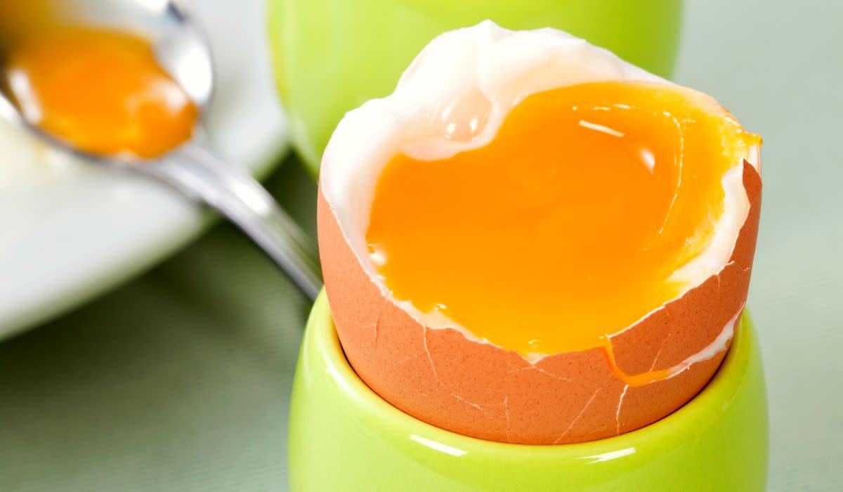 Jak ugotować jajka na miękko z płynnym żółtkiem i ściętym białkiem?