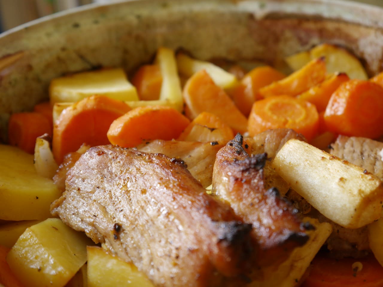 Karkówka pieczona w papilotach z ziemniakami i marchewką