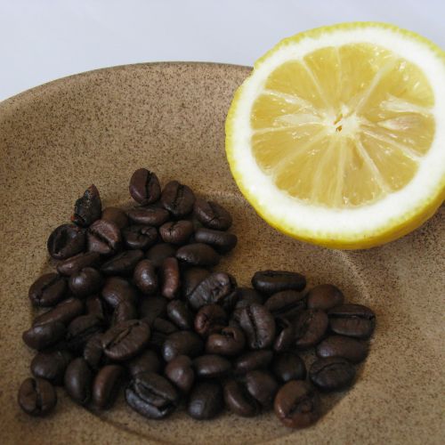 Ziarna kawy i cytryna