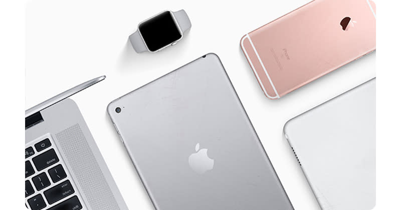Kilka urządzeń Apple na białym tle