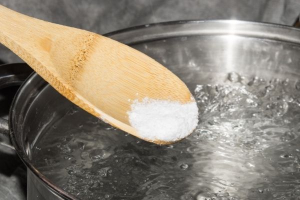 wsypywanie soli do wody