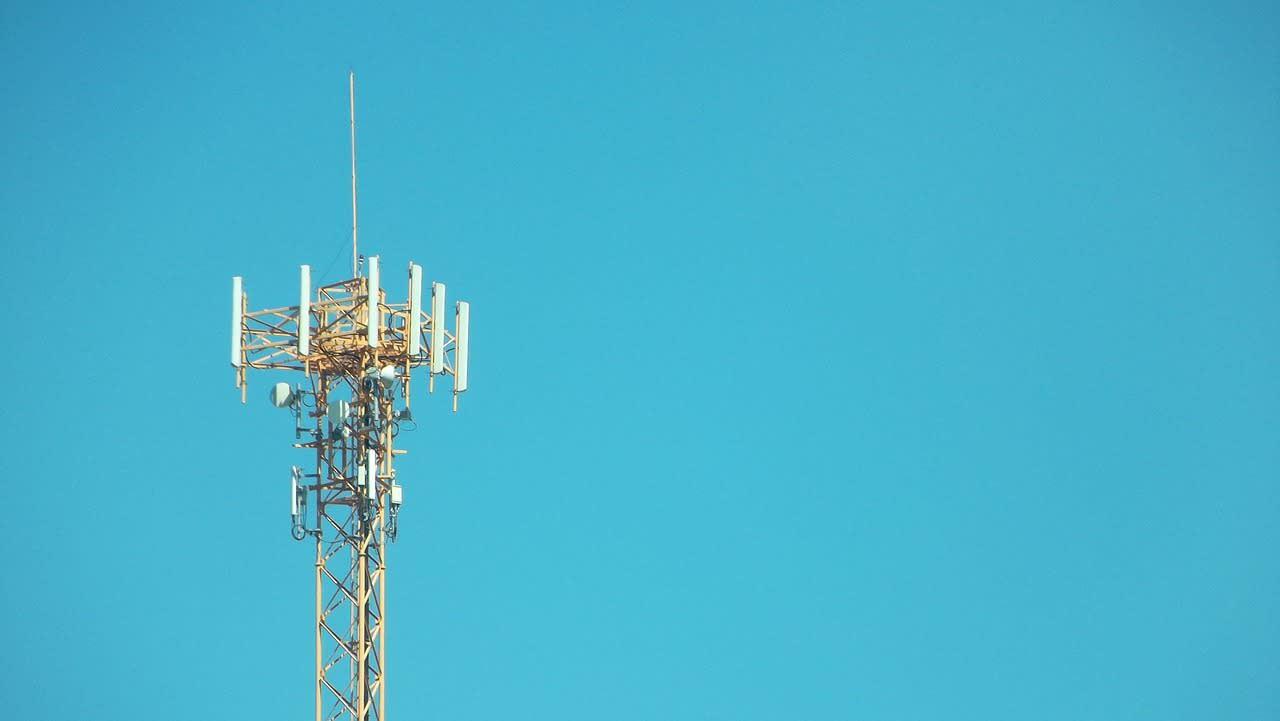 Antena telekomunikacyjna na tle nieba.