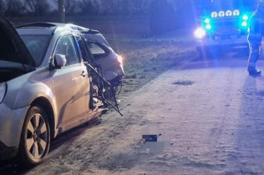 W wyniku uderzenia samochodu w słup życie stracił kierowca pojazdu (KPP Piaseczno).
