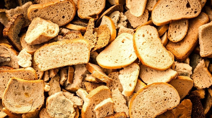 Czy można zjeść chleb po odkrojeniu kawałka pleśni?