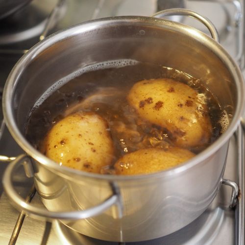 Gotowanie młodych ziemniaków w mundurkach
