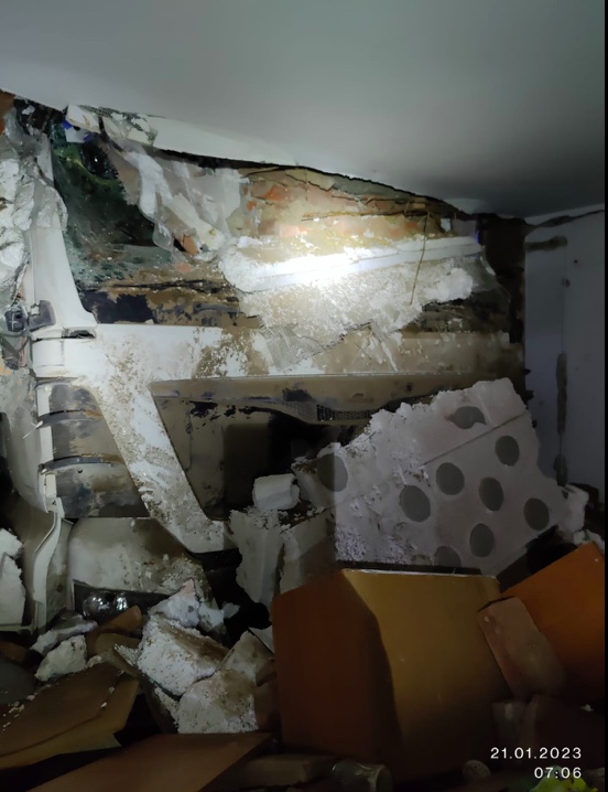 Jedna ze ścian budynku została zburzona. Fot.: Komenda Wojewódzka PSP w Olsztynie