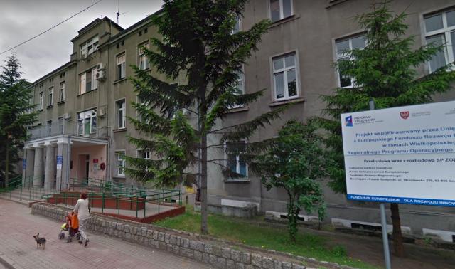 W szpitalu w Gostyniu z okna wypadł 65-letni pacjent
