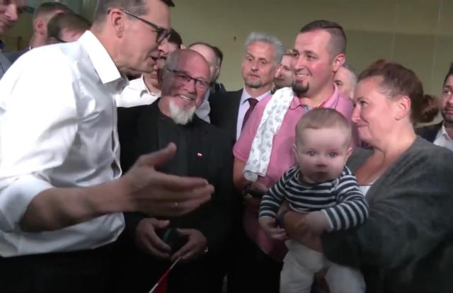 Mateusz Morawiecki na spotkaniu z wyborcami wziął niemowlę na ręce. Stało się coś niesłychanego