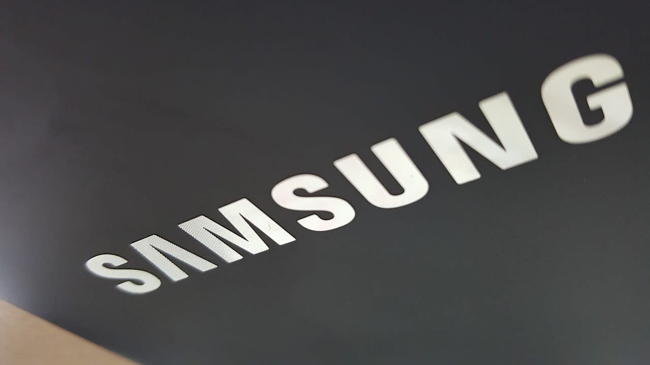 Logo Samsunga na kartonie.