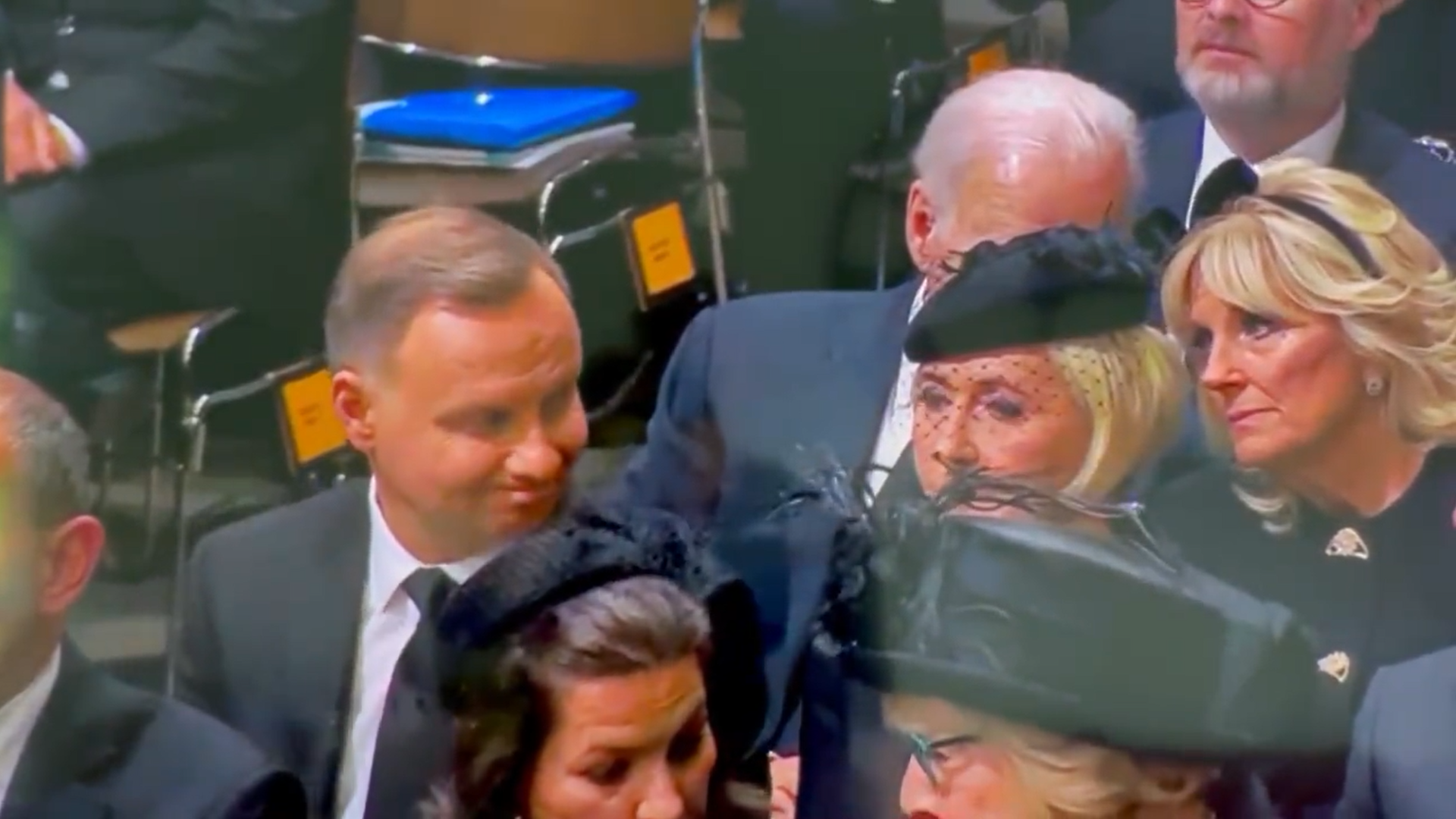 Prezydent Andrzej Duda nie umiał się zachować? W trakcie pogrzebu stroił miny... przed Joe Bidenem