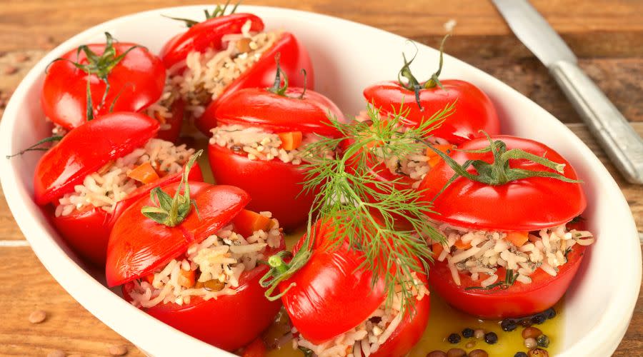 Pomidory z nadzieniem kurkowym i kaszą pęczak
