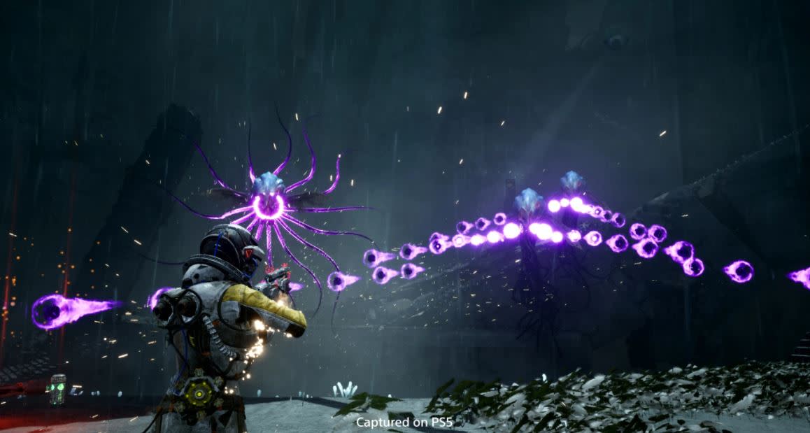 Screen z Returnal przedstawiający mierzenie postaci do fioletowych kul