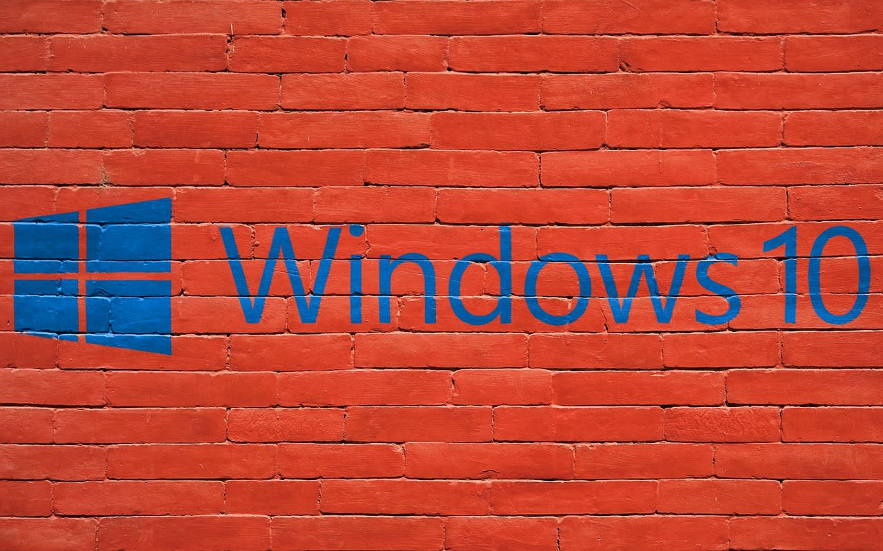 Ściana z cegieł z błękitnym logiem systemu Windows 10.