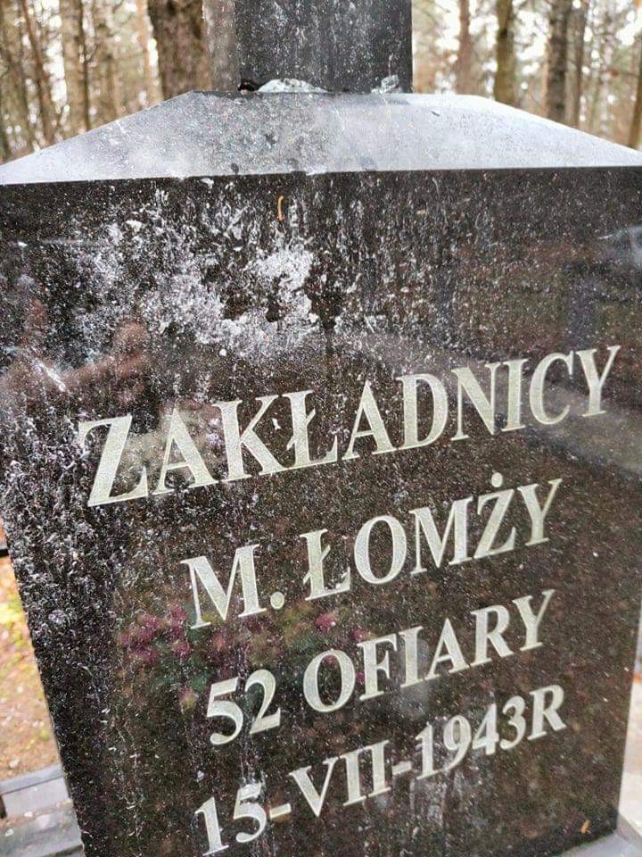 Uszkodzony fragment pomnika pomordowanych (fot. Goniec.pl)