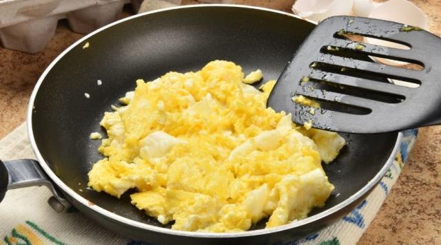 Największe błędy podczas smażenia jajecznicy. Przez nie wychodzi niesmaczna