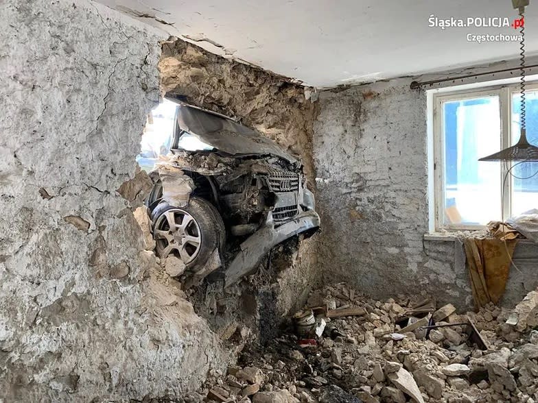 Wypadek Audi - Przebiło ścianę budynku