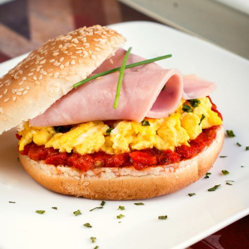 Jajecznica w bułce - pyszne śniadanie bez nadmiaru tłuszczu