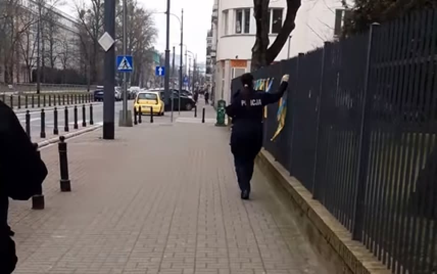 Policjantka ściągała z ogrodzenia oznaki wsparcia dla Ukrainy