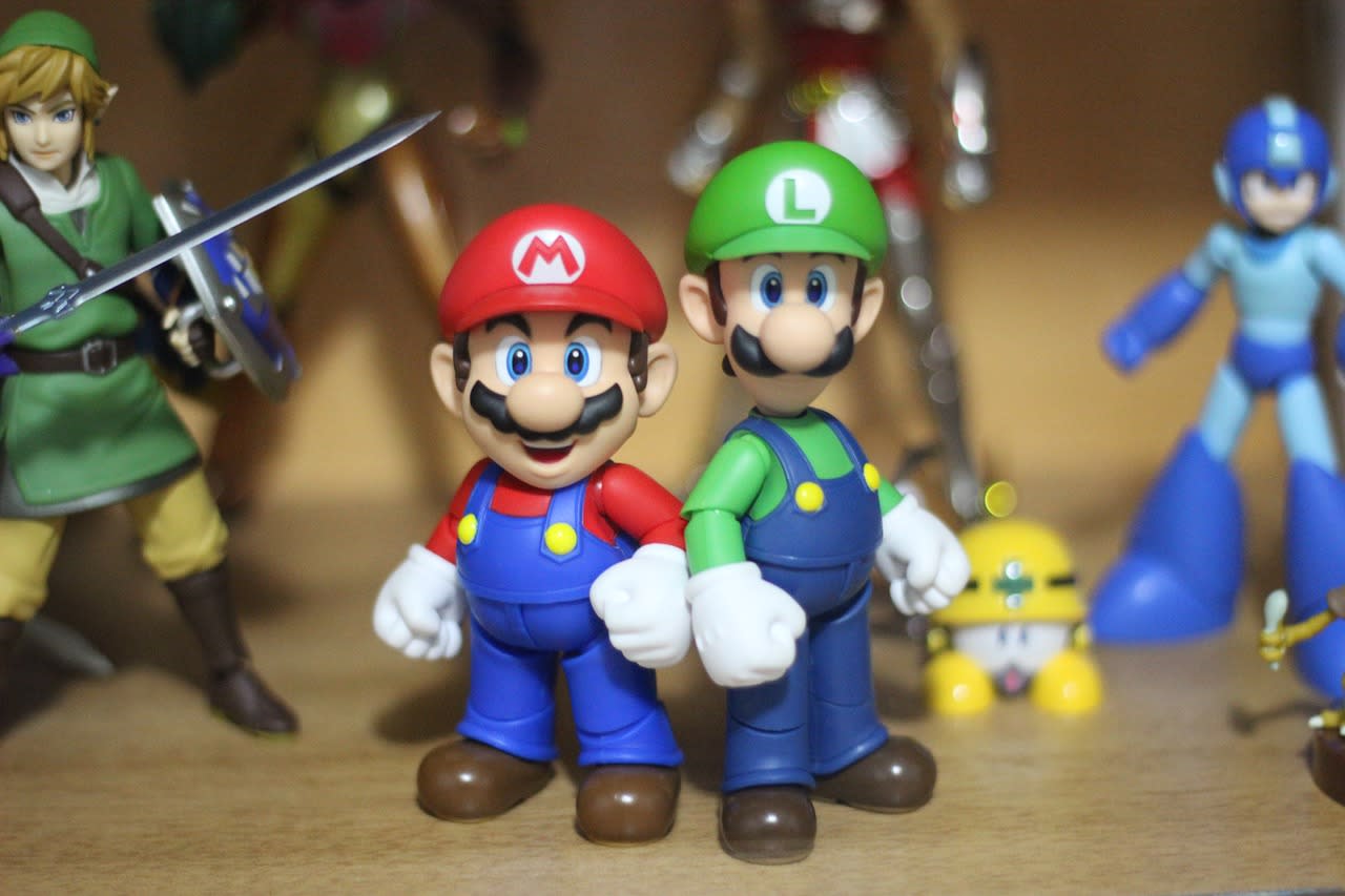 Figurki z gier produkcji Nintendo. Mario i Luigi na pierwszym planie, w tle Link, MegaMan.