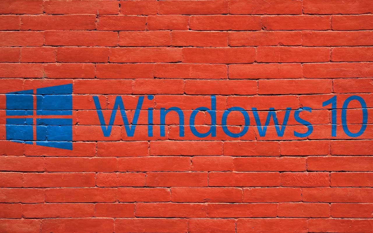 Windows 10 na ścianie z cegły