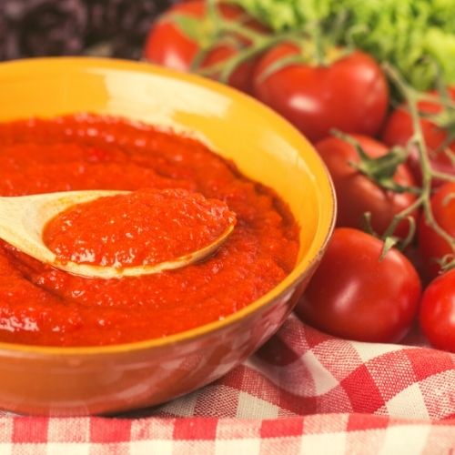 Sos pomidorowy jest smaczny i uniwersalny