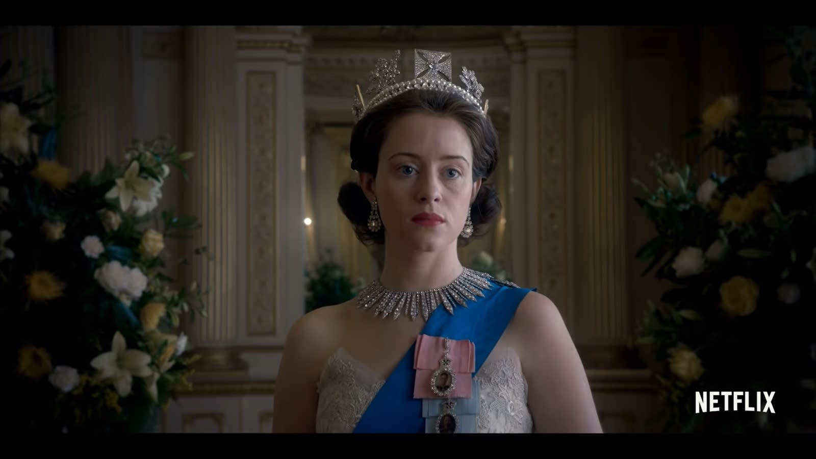 Serial Netflixa "The Crown" będący biografią królowej Elżbiety i fabularnie rozpoczynający się tuż przed tym, jak monarchini zasiada na tronie, okazał się być prawdziwym fenomenem popkulturowym. Wcielająca się w młodszą wersję królowej Claire Foy otrzymała za swoją pracę Złotego Globa. 