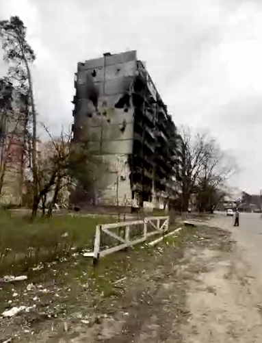 Bloki doszczętnie niszczone przez rosyjskie rakiety