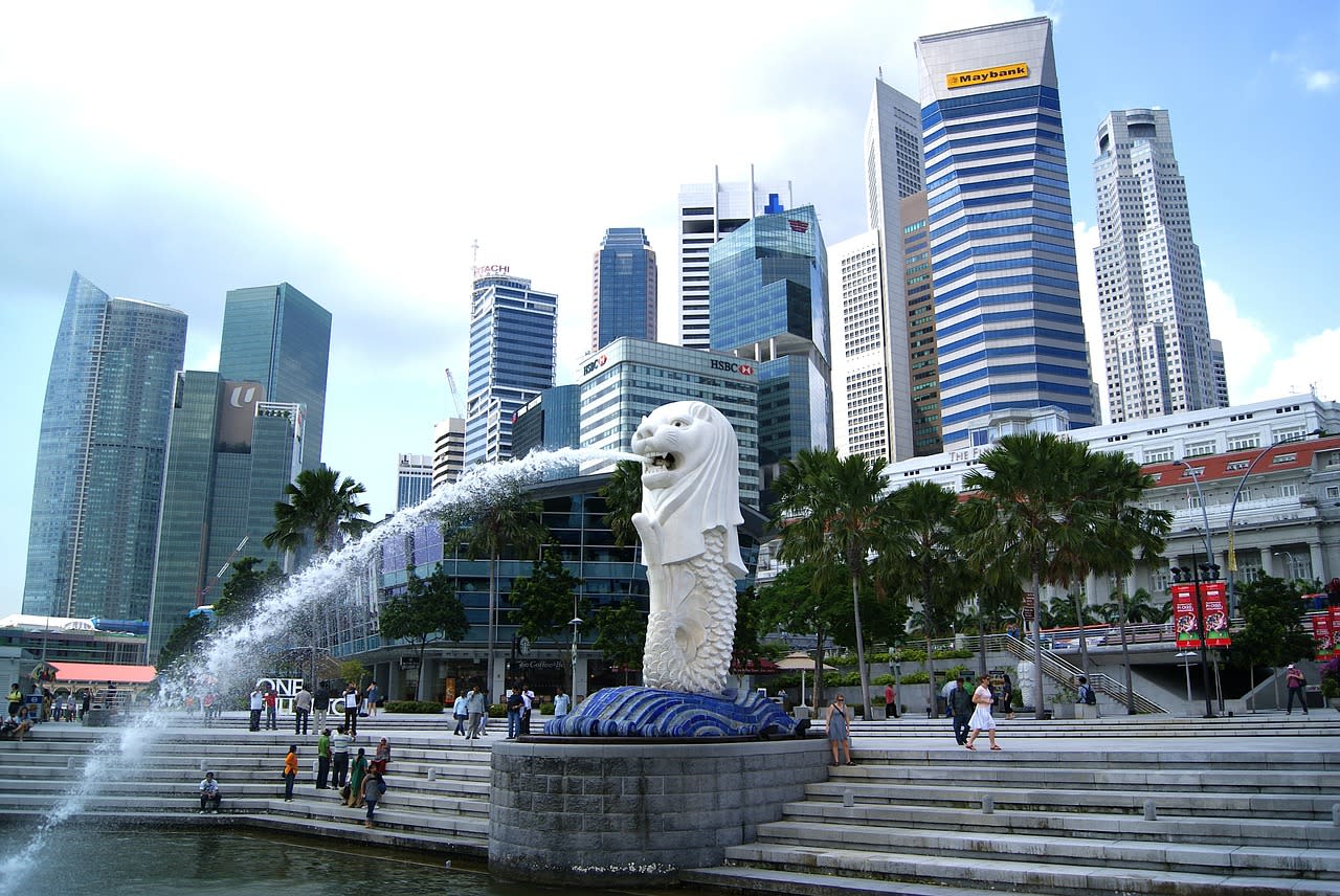 Fontanna w Singapurze na tle drapaczy chmur.