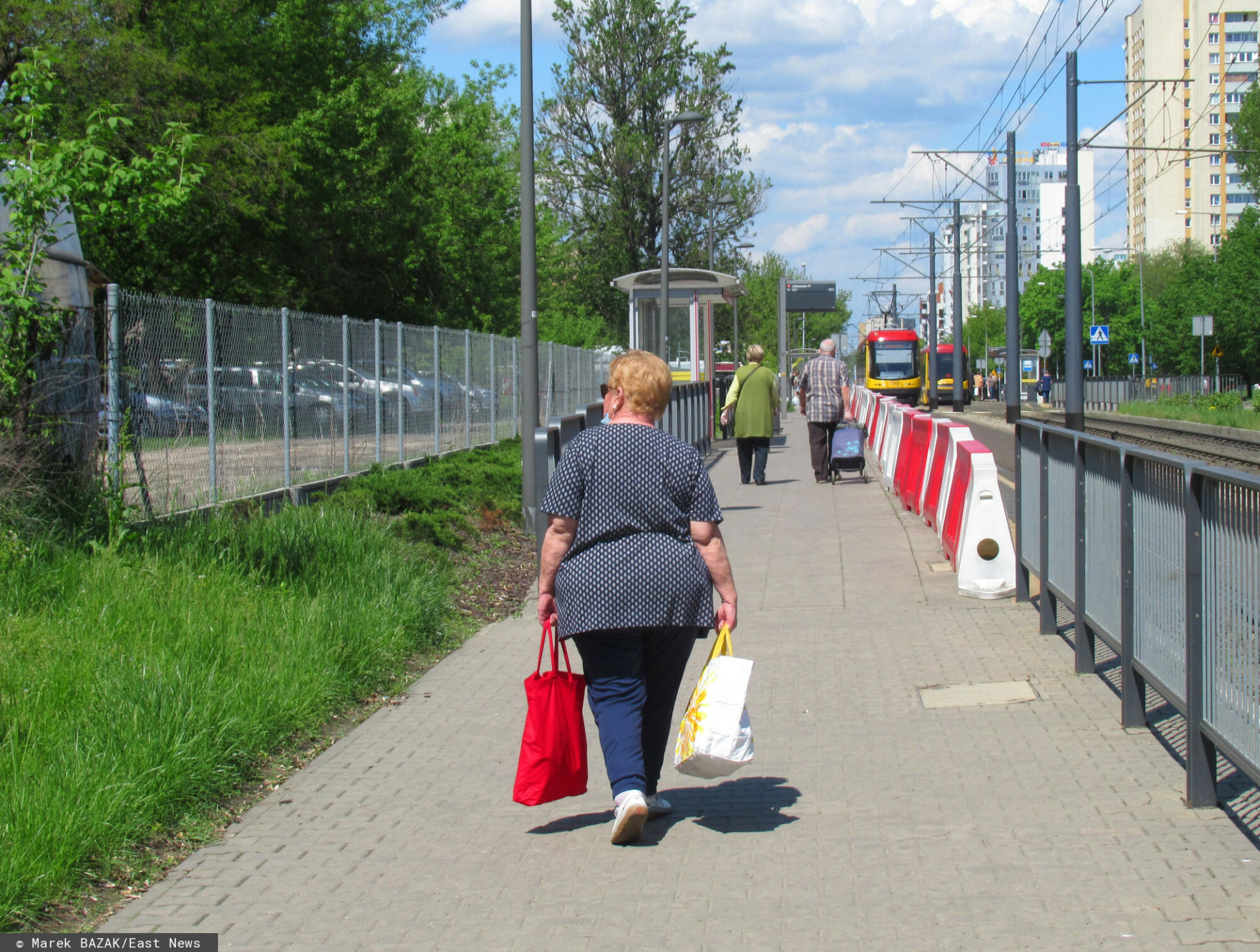 PHOTO: ZOFIA I MAREK BAZAK / EAST NEWS Warszawa ulica Rembielinska N/Z Seniorzy po dokonanych zakupach zblizaja sie do przystanku tramwajowego