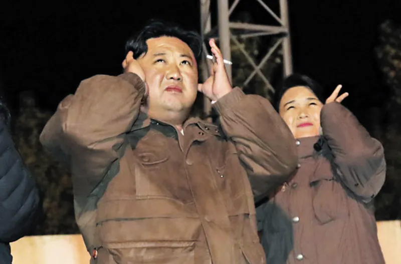 Kim Dzong Un z żoną podczas testów rakietowych