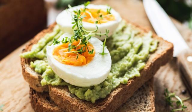 Czy warto jeść jajka na śniadanie? Dietetycy w końcu powiedzieli, jaka jest prawda