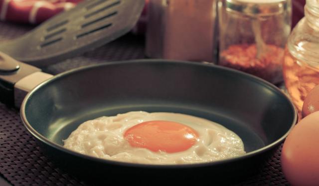 Na czym najlepiej smażyć jajka sadzone? Olej wcale nie jest idealnym wyborem