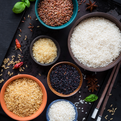 Kilka rodzajów ryżu w miseczkach
