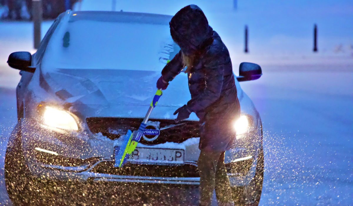 Oczyszczanie samochodu ze śniegu