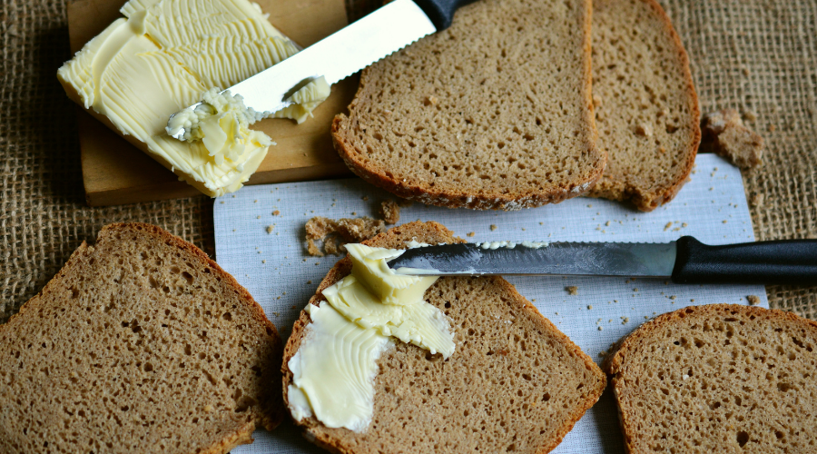Rozmrożone masło na kromkach chleba
