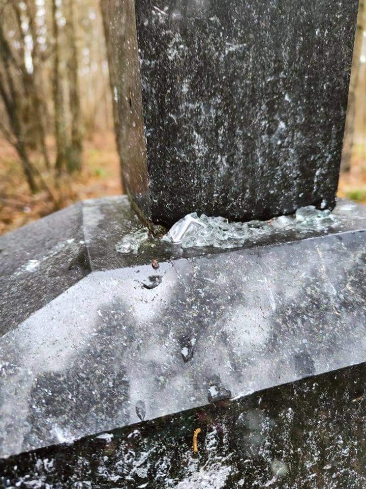 Uszkodzony fragment pomnika pomordowanych (fot. Goniec.pl)