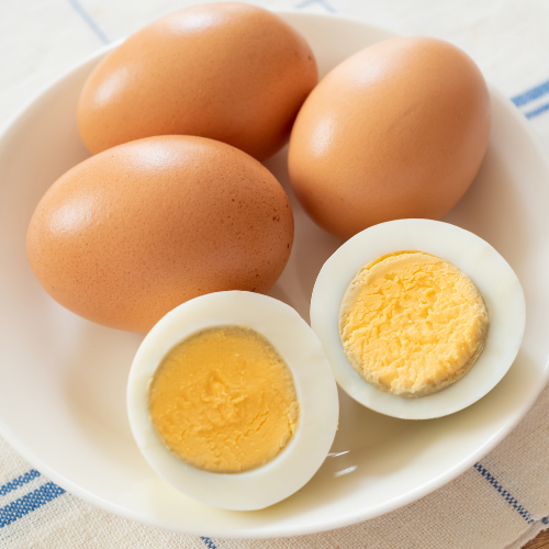 Idealnie ugotowane jajka na twardo w misce