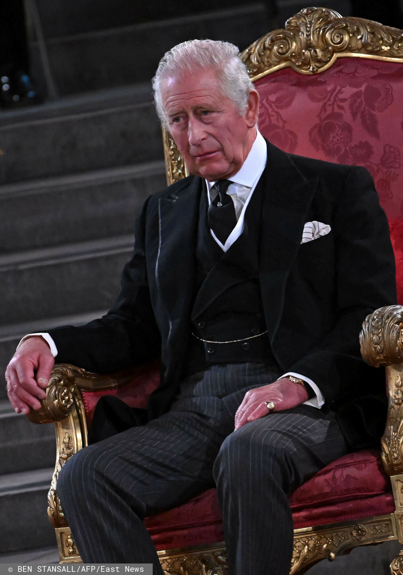 Król Karol III powstrzymywał łzy. Fot.: Ben Stansall / POOL / AFP