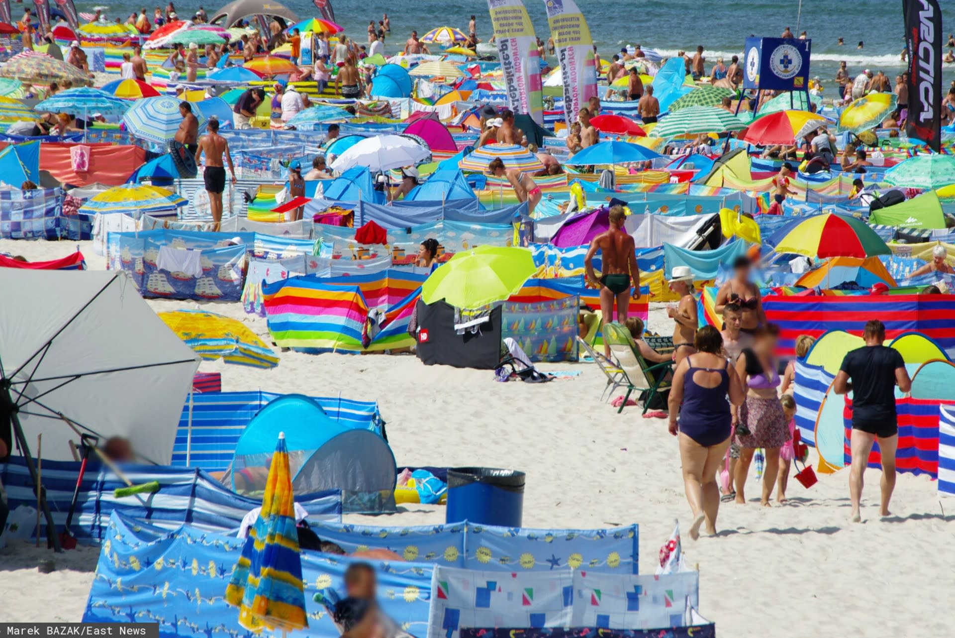 Turyści śmiecą na polskich plażach