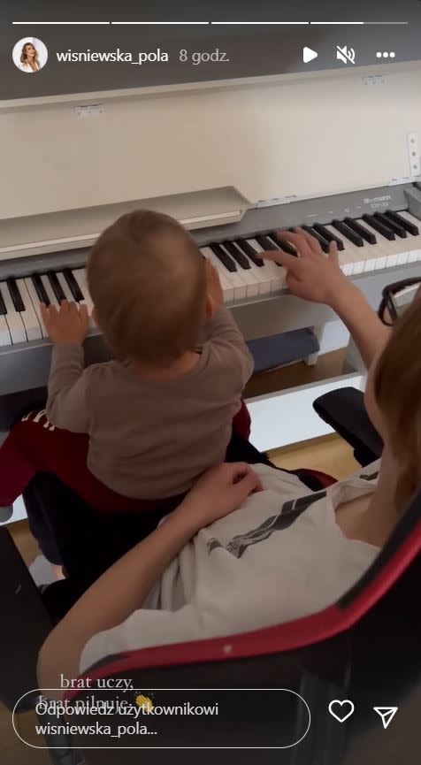 Syn Michała Wiśniewskiego gra na pianinie