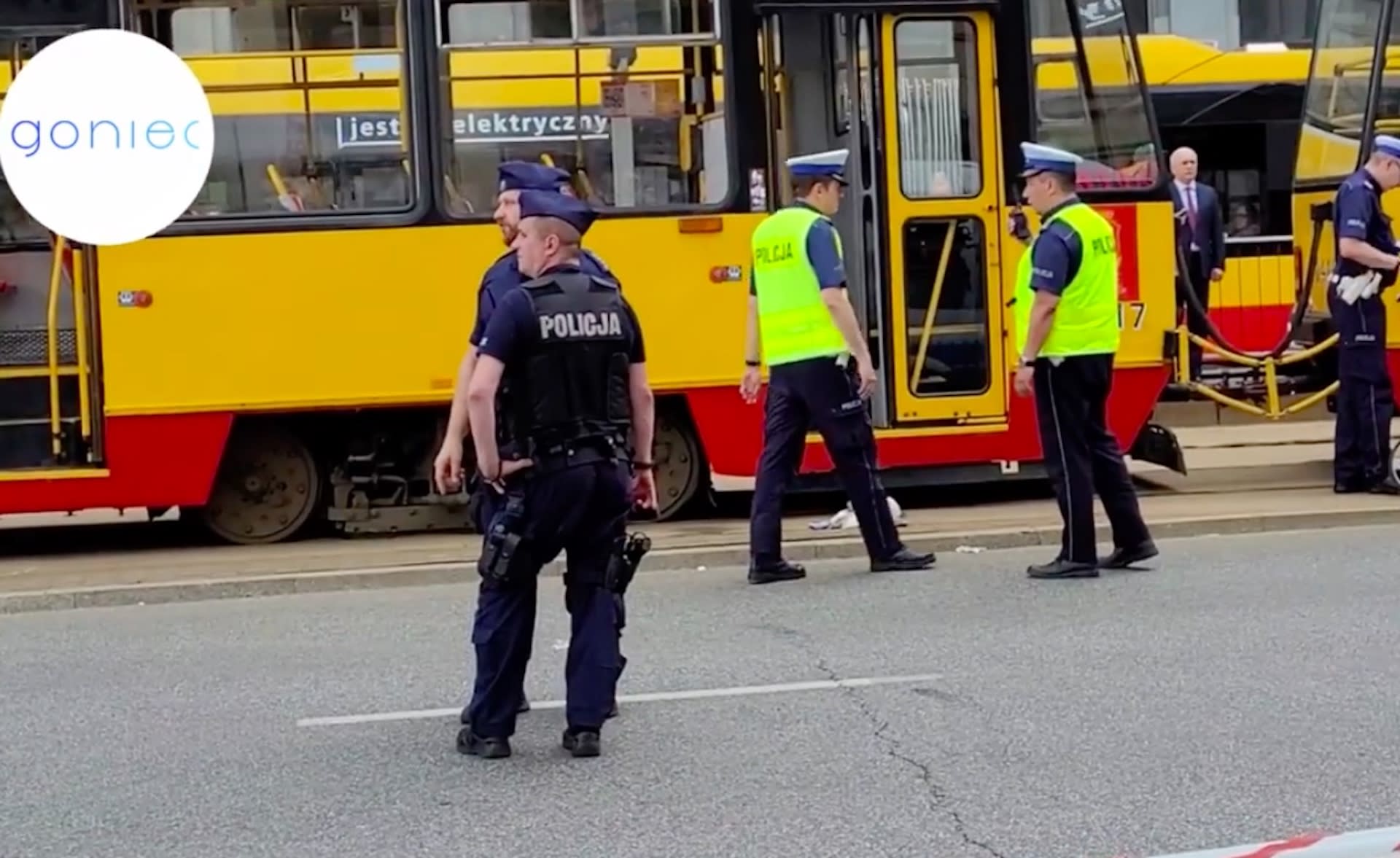 Warszawa: na rondzie de Gaulle'a w centrum tramwaj potrącił nastolatkę 