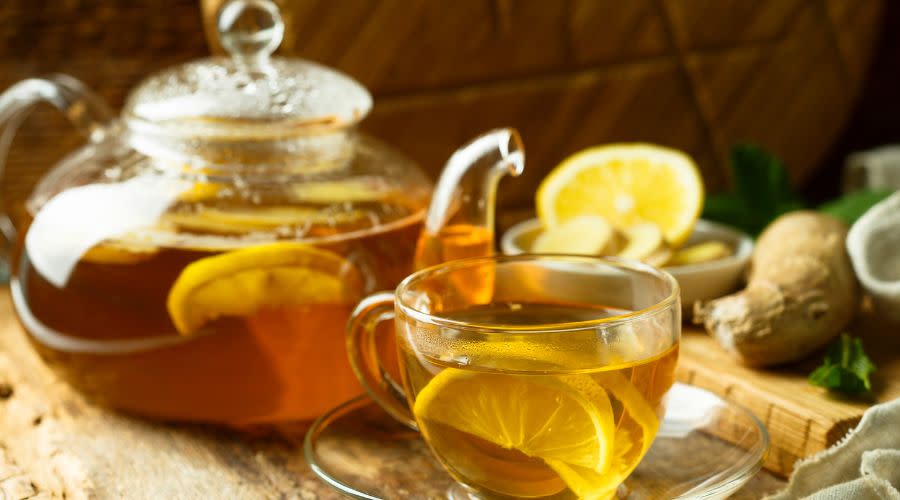 Czy gorąca herbata jest dobrym pomysłem w upał? Odpowiedź może zaskoczyć