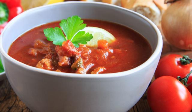Pożywna zupa z pomidorami i kiszonymi ogórkami. Pełna smaku, jak żadna inna