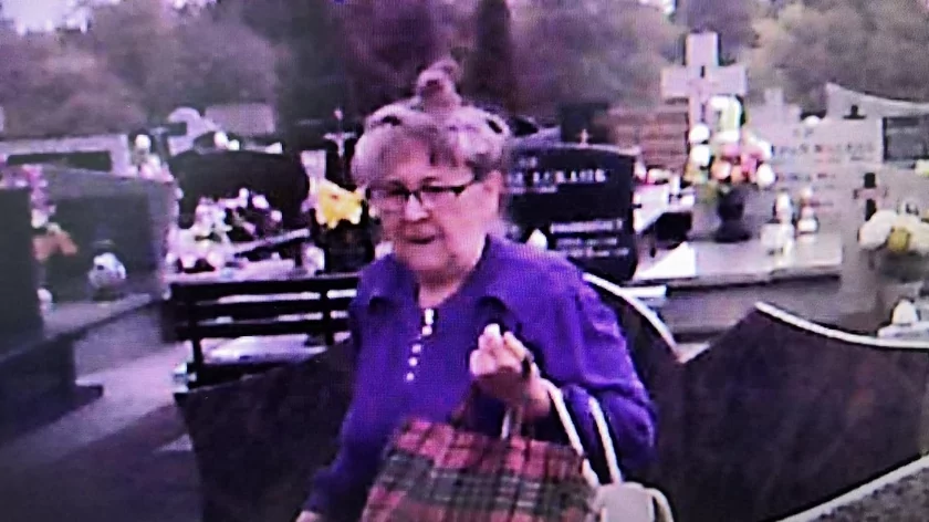 Przykre sceny na cmentarzu. Policja szuka seniorki, która podpaliła grób