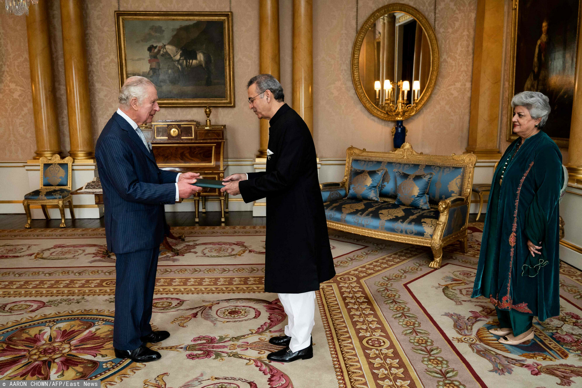 Król Karol III na spotkaniu z pakistańskim urzędnikiem EA