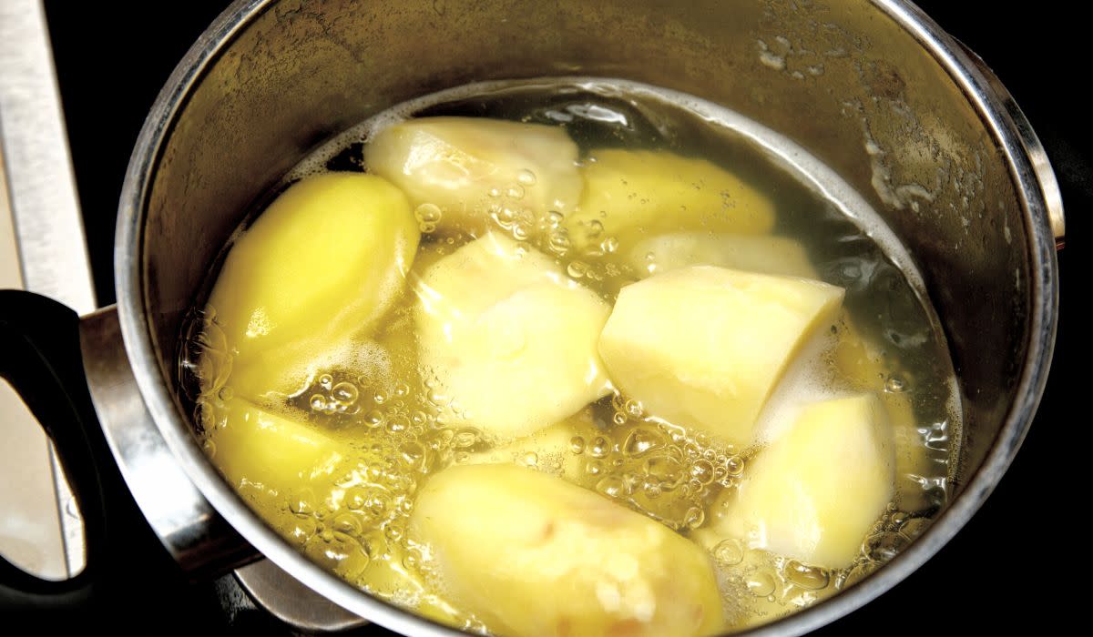 Ziemniaki gotujesz w zimnej czy ciepłej wodzie? Tylko jedna opcja jest prawidłowa 